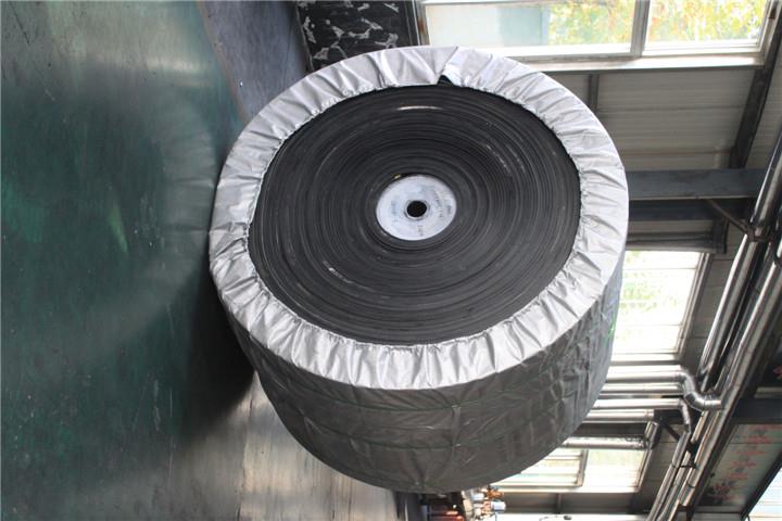 胶带表面用机械紧固件固定物料，用于挖掘、盛装和提升物料